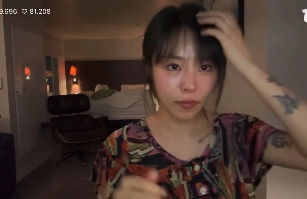 MAMAMOO's Wheein Tearfully Reflects on Group's Prime During Weverse Live