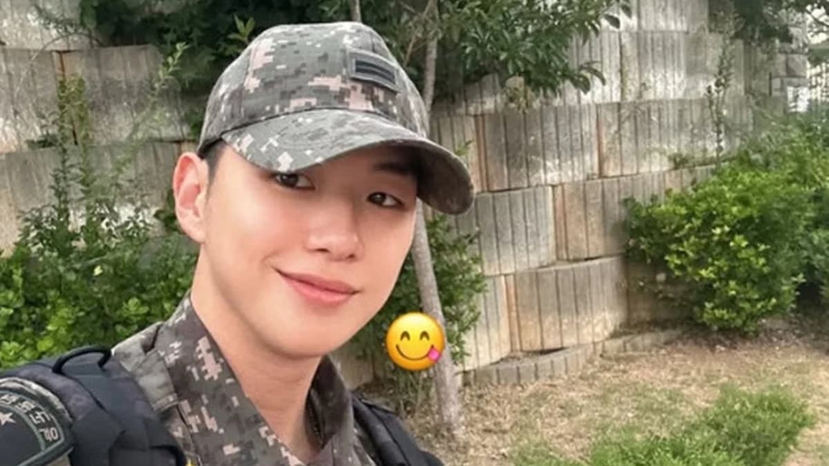 Wanna One Member Kang Daniel Smiles Through Summer Heat in Uniform