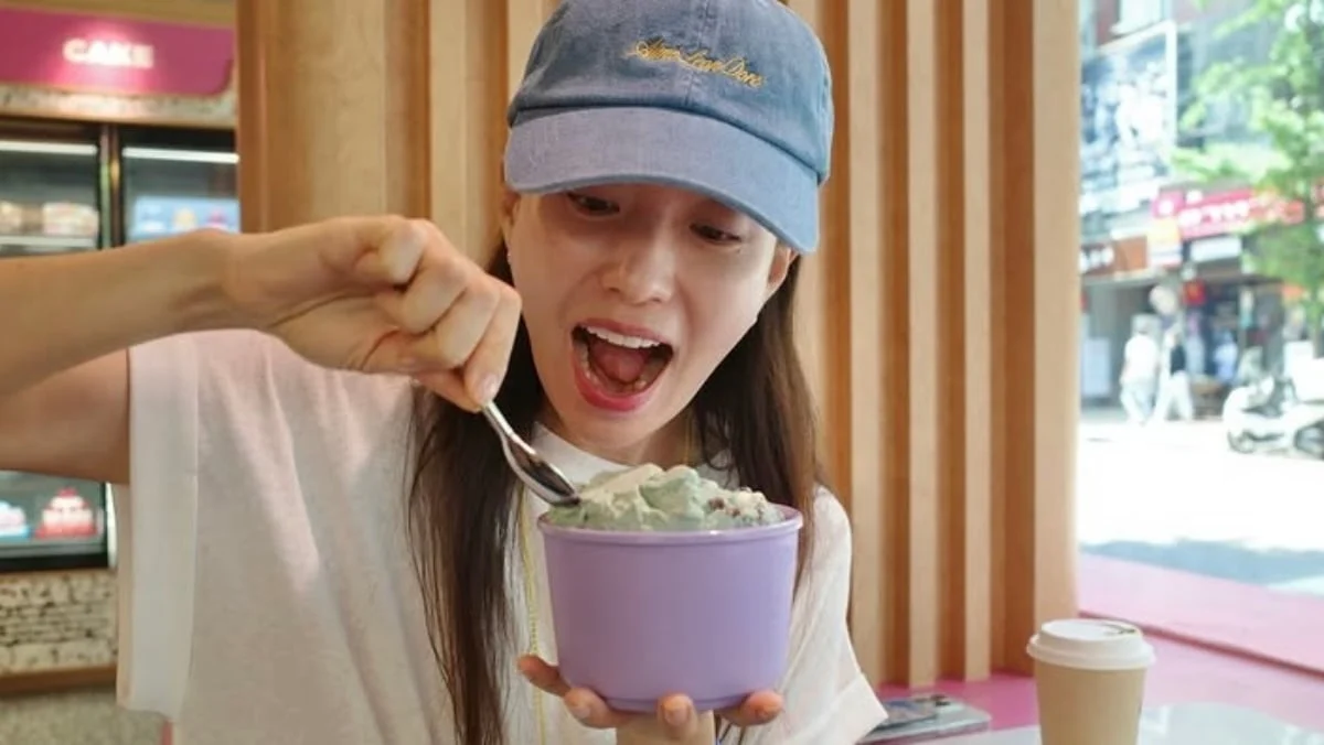 Han Hyo-joo Sparks Buzz With Ice Cream Date Alongside Shinhwa Lee Min-woo's Wife