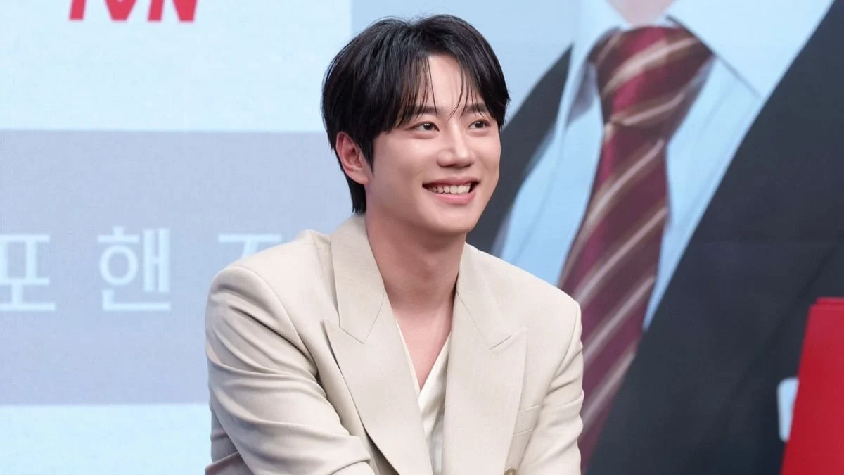Lee Jun-young Tops K-Drama Buzz Chart for 6th Week From Military Base