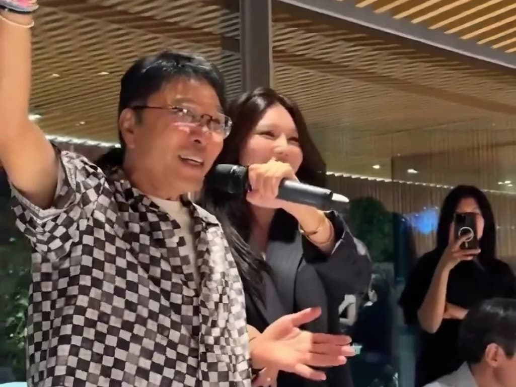 Ageless Lee Soo-man Duets With Sooyoung: Is It 2007 Again?