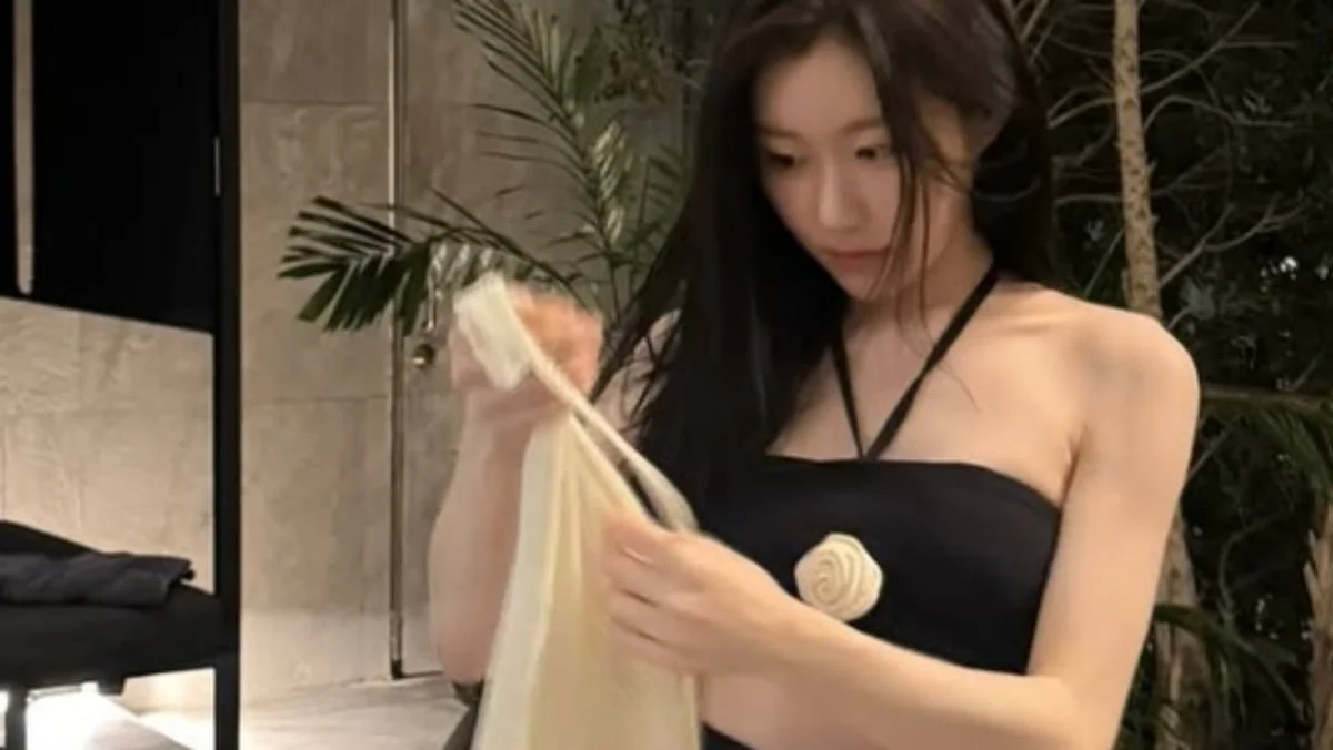 ITZY's Chaeryeong Enjoys Pool Getaway With Members