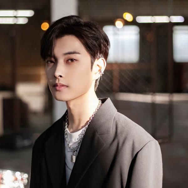 Neon , formerly known as Changmo (창모)