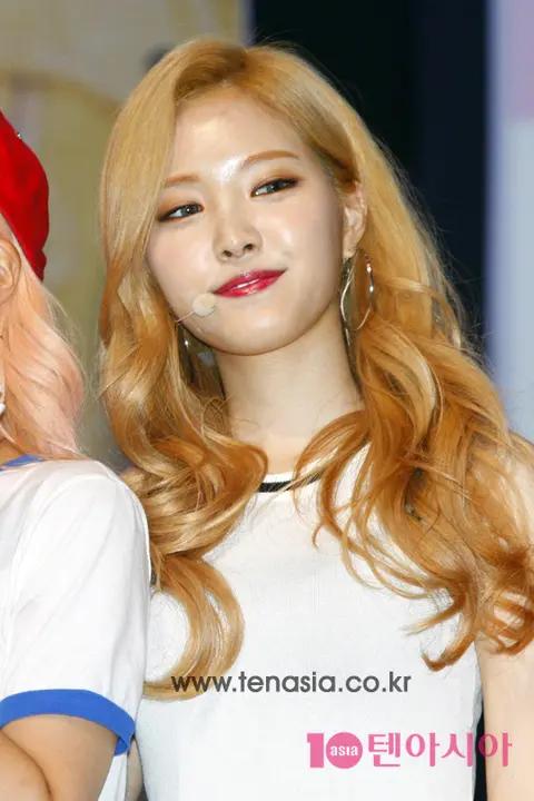 Son Na-eun (Apink) — Showcase