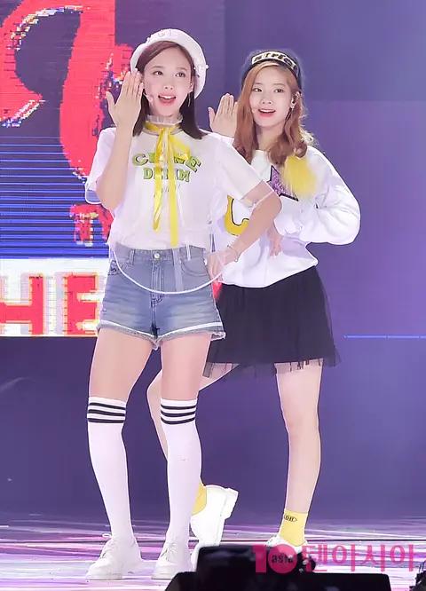 Nayeon (TWICE), Dahyun (TWICE) — Power FM 20th Anniversary Concert — 2016-11-01