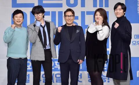 Group — Secretly and Greatly — 2016-11-30