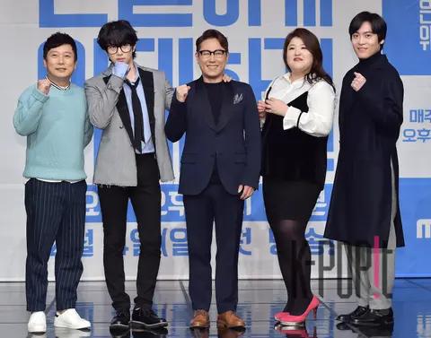 Group — Secretly and Greatly — 2016-11-30