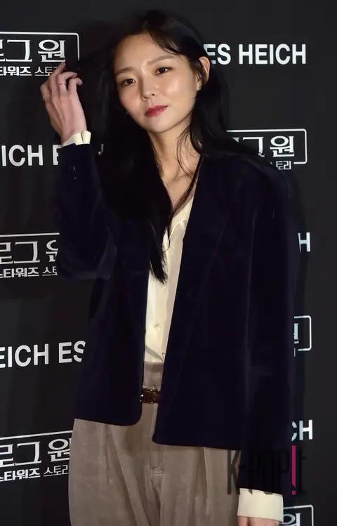 Lee Som — Launch