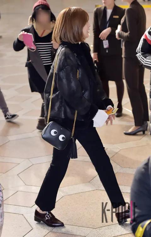 Apink, Park Cho-rong — Airport