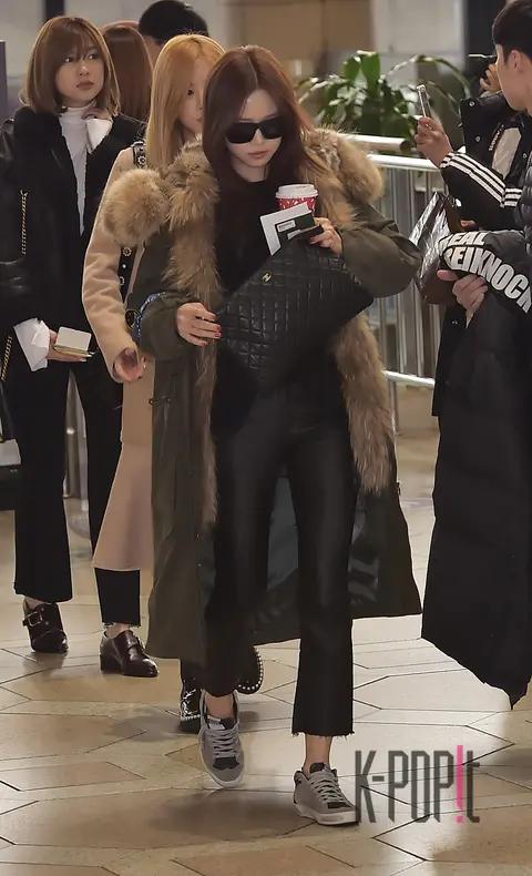 Apink, Son Na-eun — Airport