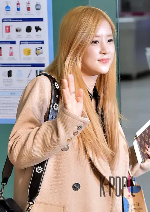 Apink, Oh Ha-yeong — Airport