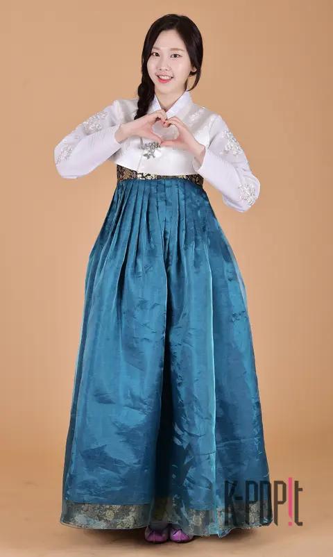 MOMOLAND, Na Yoon — MOMOLAND Hanbok Interview