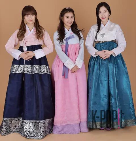 MOMOLAND, Jane, Ain, Na Yoon — MOMOLAND Hanbok Interview