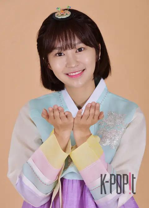 MOMOLAND, Hyebin — MOMOLAND Hanbok Interview