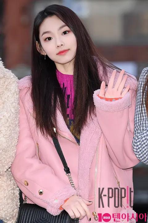 gugudan, Mina — Music Bank Arrival