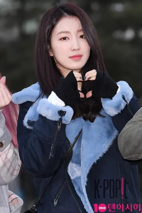 gugudan, Hana — Music Bank Arrival