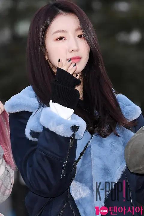 gugudan, Hana — Music Bank Arrival