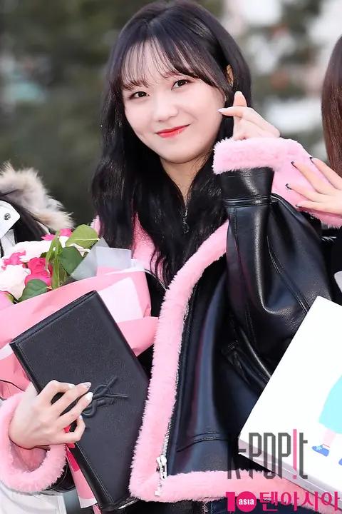 Lovelyz, Ryu Su-jung — Music Bank Arrival
