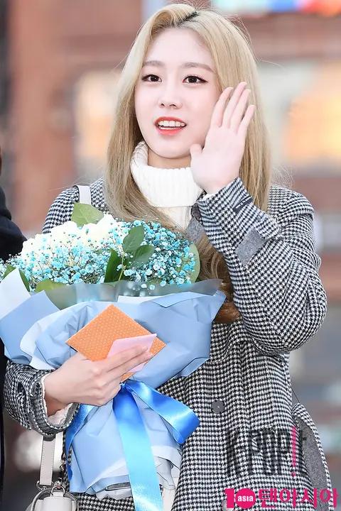 Lovelyz, Seo Ji-su — Music Bank Arrival