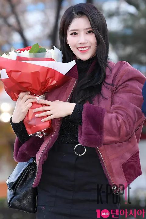 Lovelyz, Lee Mi-joo — Music Bank Arrival