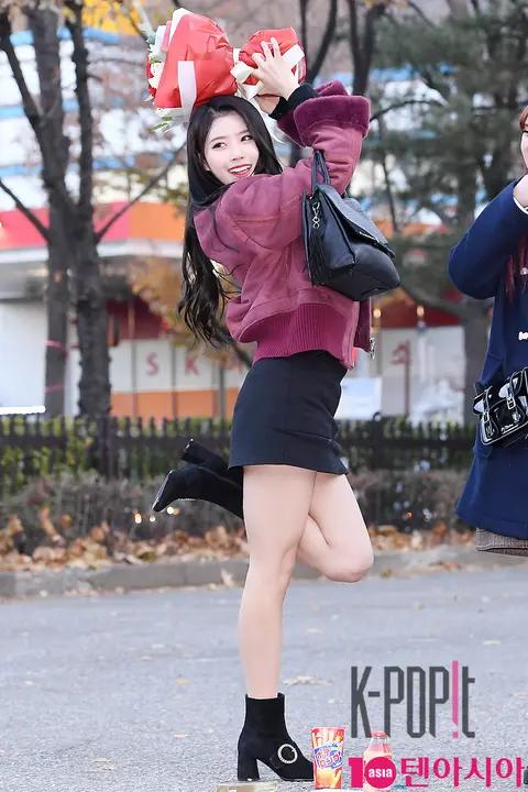 Lovelyz, Lee Mi-joo — Music Bank Arrival