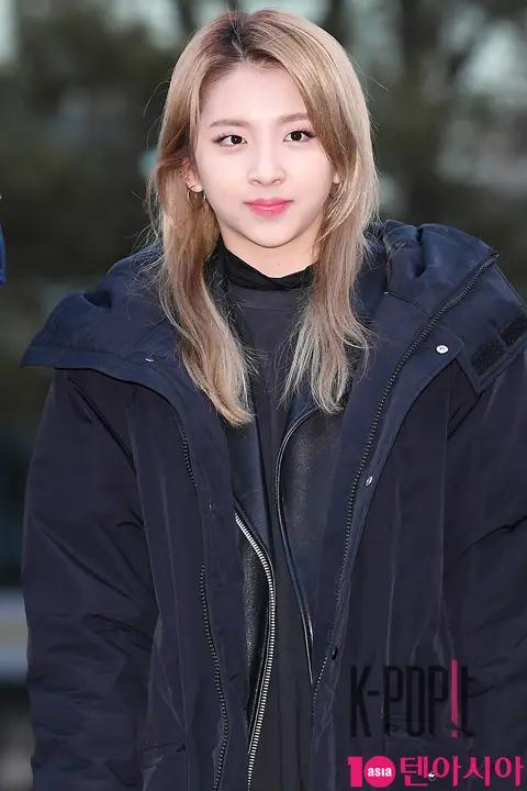 KARD, Jeon Ji-woo — Music Bank Arrival