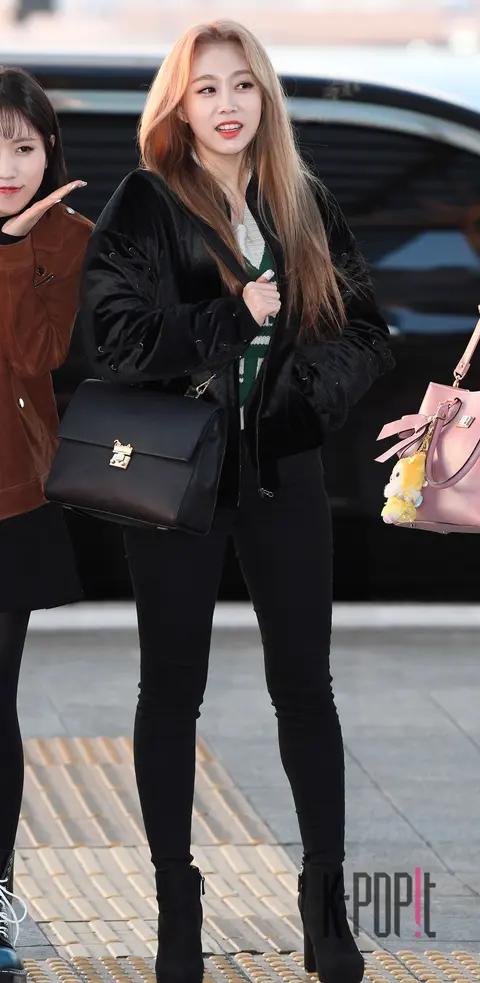Lovelyz, Seo Ji-su — Airport