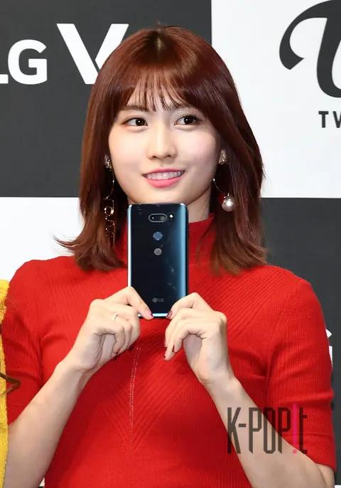 TWICE, Momo (TWICE) — LG Mobile Phone Launch — 2017-12-09