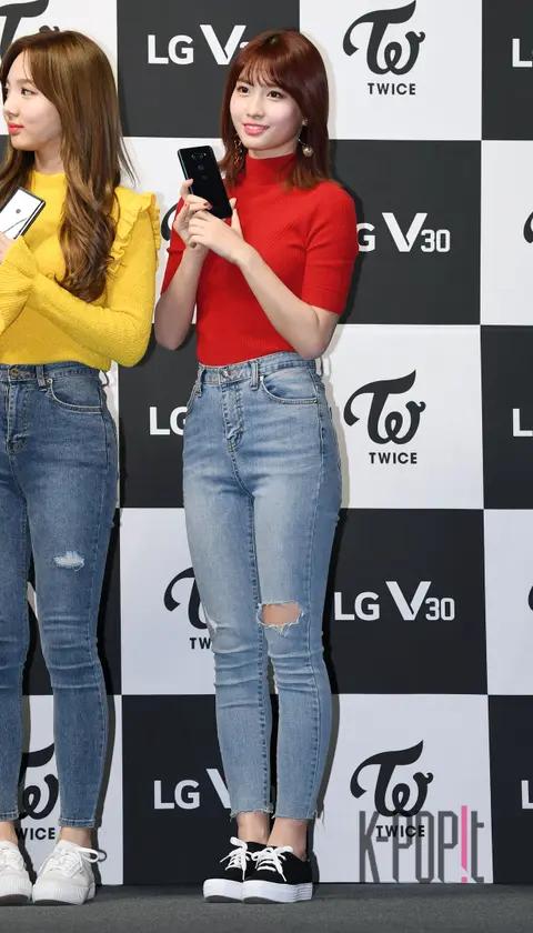 TWICE, Momo (TWICE) — LG Mobile Phone Launch — 2017-12-09