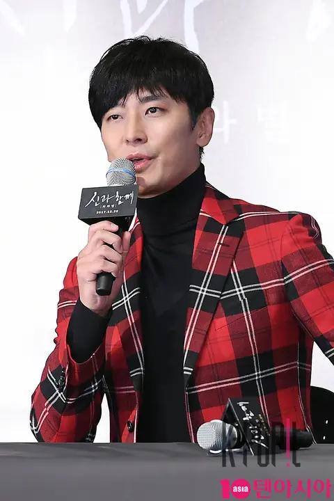 Joo Ji-hoon — Along with the Gods Press Screening