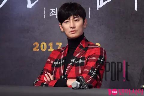 Joo Ji-hoon — Along with the Gods Press Screening
