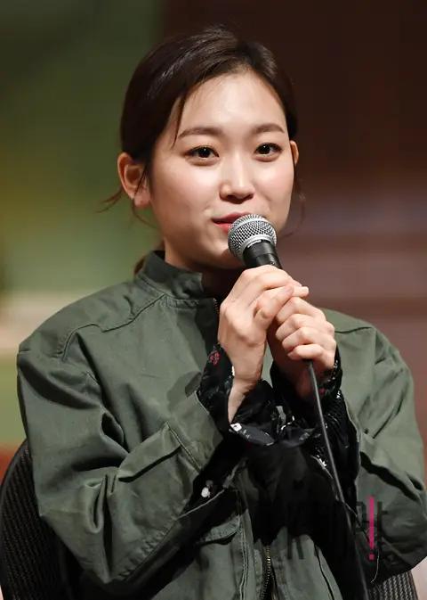 Kim Seul-gi — Play Henry's Grandfather and I Press Call