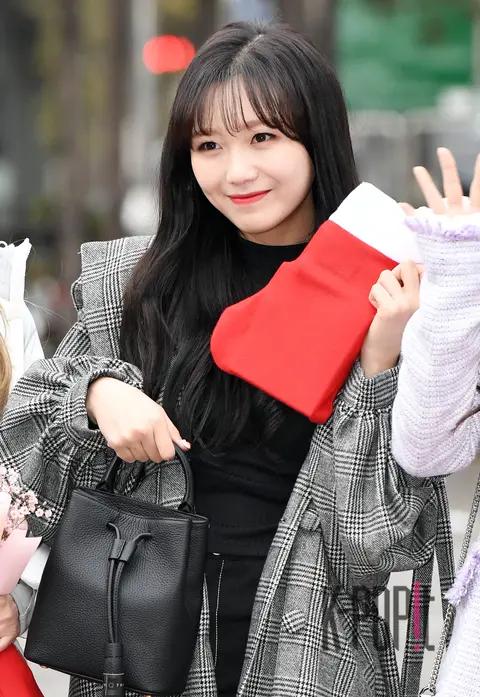 Lovelyz, Ryu Su-jung — Music Bank Arrival