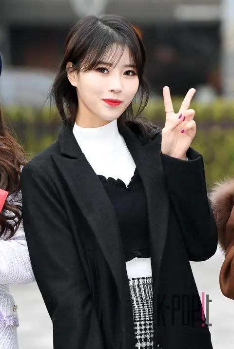 Lovelyz, Lee Mi-joo — Music Bank Arrival