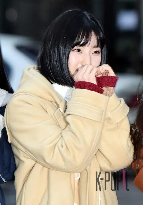 fromis_9, Lee Sarom — Music Bank Arrival