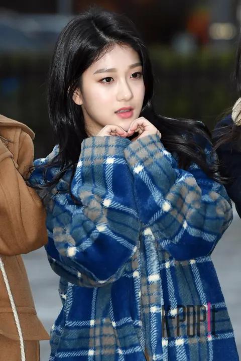 fromis_9, Lee Seo-yeon — Music Bank Arrival