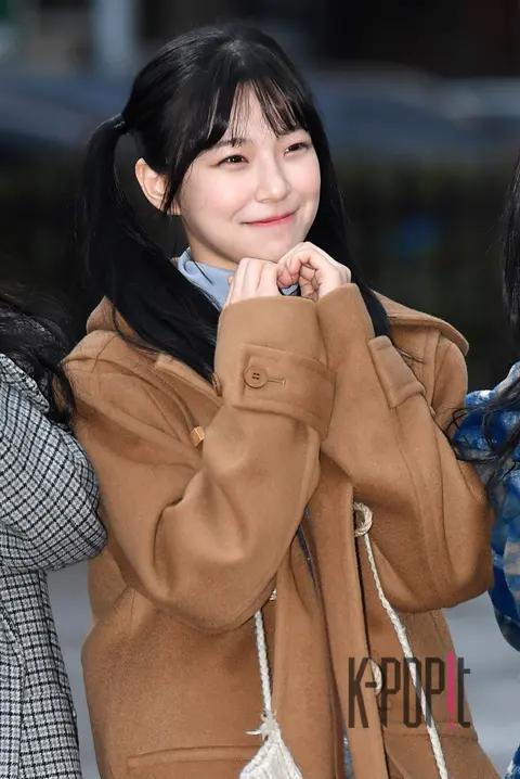fromis_9, Baek Ji-heon — Music Bank Arrival