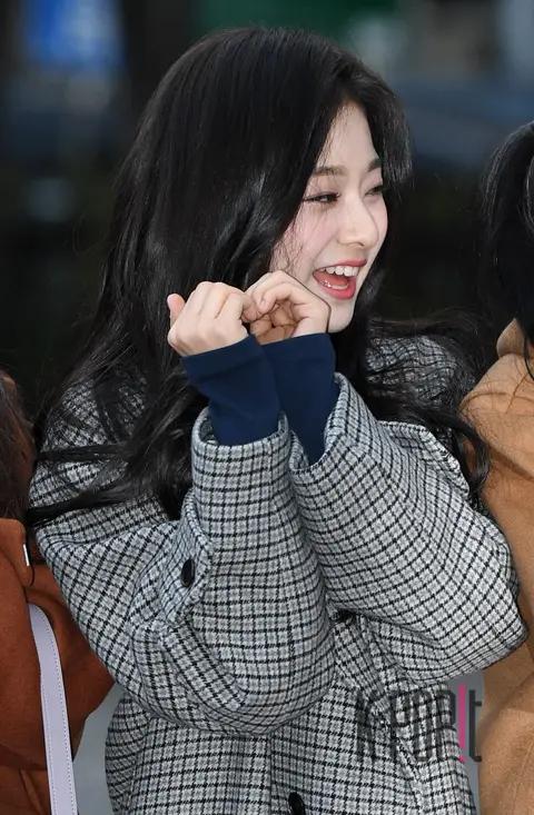 fromis_9, Lee Na-kyung — Music Bank Arrival