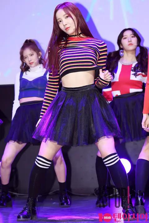 MOMOLAND, Yeon-woo — MOMOLAND Showcase