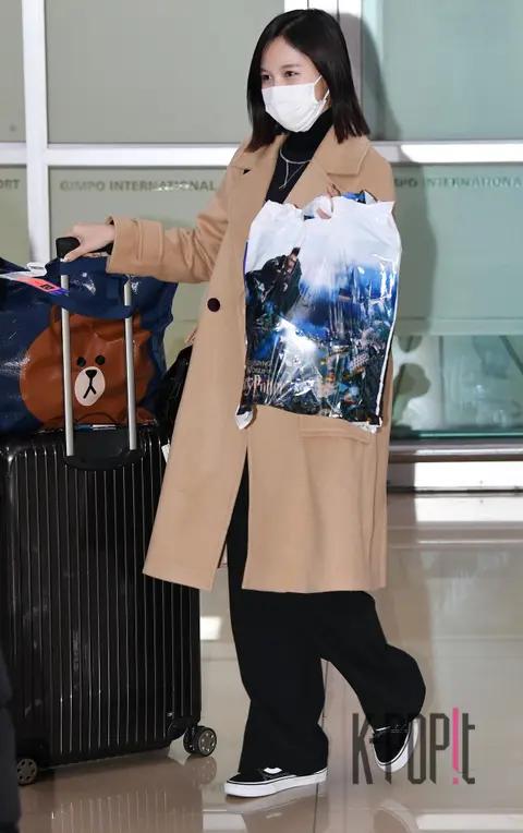 TWICE, Mina — Airport