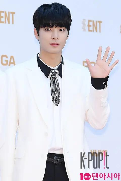 NU'EST W, Jonghyun — Golden Disc Awards Red Carpet