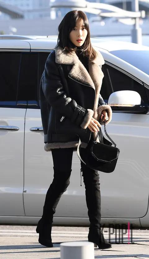 Girls' Generation, TAEYEON — Airport