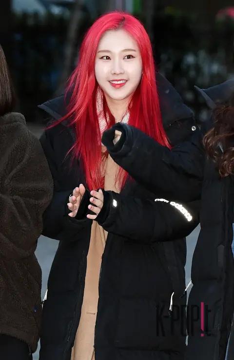 MOMOLAND, Na Yoon — Music Bank Arrival