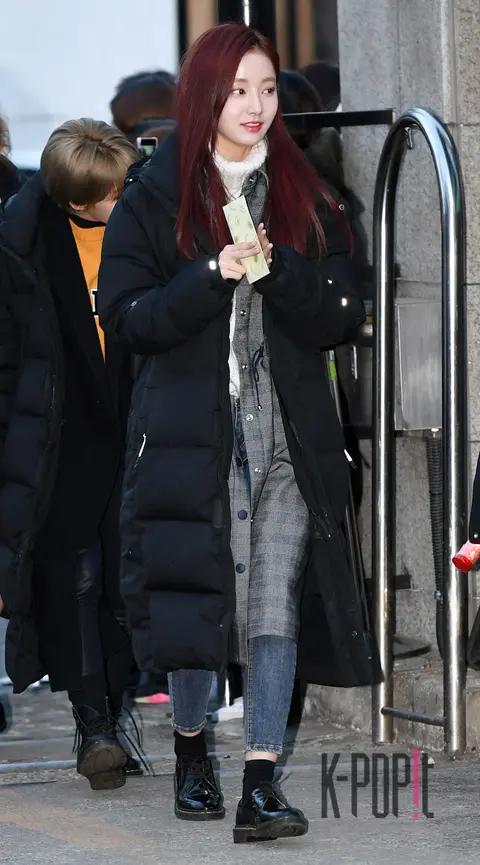 MOMOLAND, Yeon-woo — Music Bank Arrival