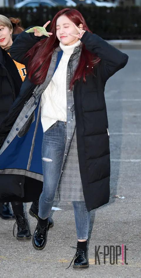 MOMOLAND, Yeon-woo — Music Bank Arrival