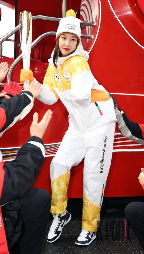 Han Hye-jin — Olympic Torch Relay