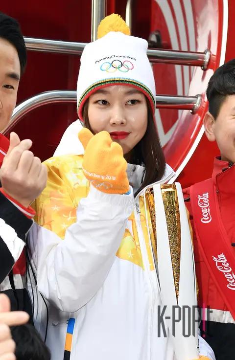 Han Hye-jin — Olympic Torch Relay