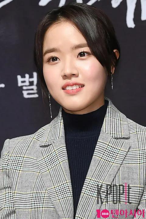 Kim Hyang-gi — Along with the Gods GV