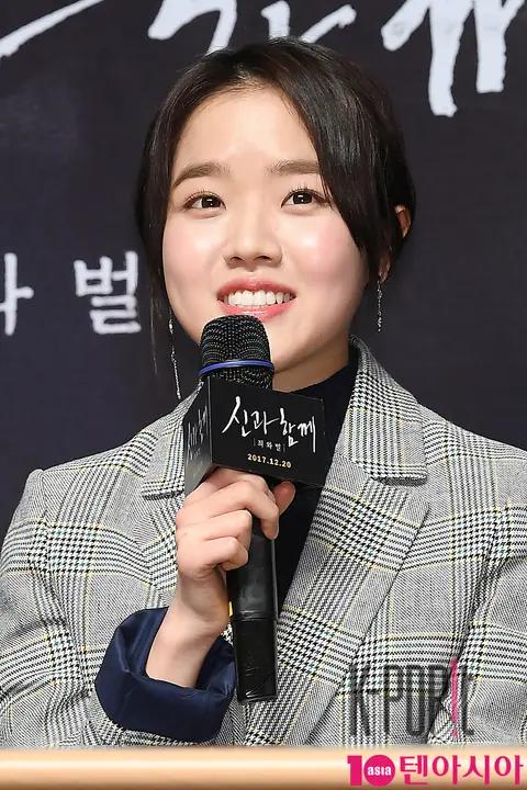 Kim Hyang-gi — Along with the Gods GV