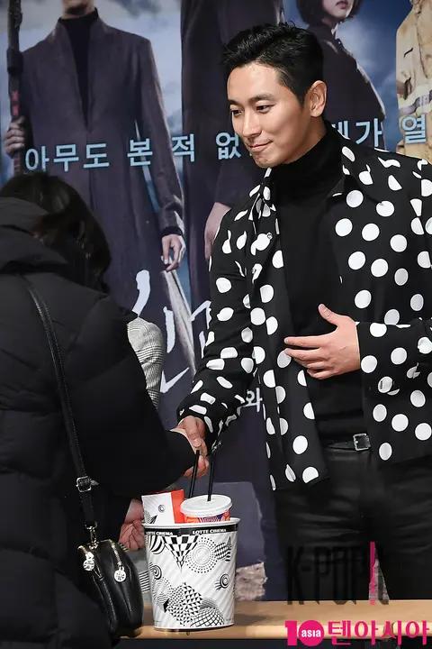 Joo Ji-hoon — Along with the Gods GV